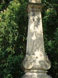 Bouzov-kamenný kříž na náměstí-detail-Foto:Ulrych Mir.
