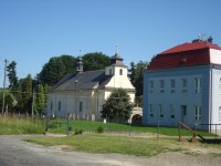 Bílá Lhota-farní kostel sv.Kateřiny z r.1789 a ZŠ-Foto:Ulrych Mir.