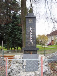 Hrabí-pomník obětem světových válek na návsi-Foto:Ulrych Mir.