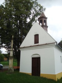 Měník-kaple P.Marie Růžencové z r.1810 s křížem-Foto:Ulrych Mir.