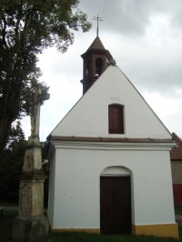 Měník-kaple P.Marie Růžencové z r.1810 s křížem-Foto:Ulrych Mir.