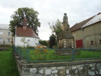 Měník-kaple P. M. Růžencové z r.1810 a pomník padlým v I.světové válce-Foto:Ulrych Mir.