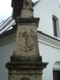 Měník-kříž před kaplí-detail-Foto:Ulrych Mir.