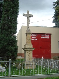 Hradečná-kamenný kříž z r.1830 u pomníku-Foto:Ulrych Mir.