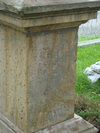 Hradečná-kamenný kříž z r.1830 u pomníku-detail-Foto:Ulrych Mir.