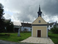 Střemeníčko-náves s kaplí a křížem z r. 1930-Foto:Ulrych Mir.