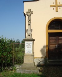 Kníničky-kříž z r. 1936 před kaplí sv.Bartoloměje-Foto:Ulrych Mir.