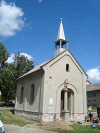 Ludéřov-kaple P. Marie Růžencové z r. 1884 a barokní sloup se sochou sv. J. Nepomuckého z r.1710-Foto:Ulrych Mir.