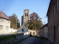 Náklo-farní kostel sv.Jiří s renesanční věží a ohradní  zdí-Foto:Ulrych Mir.