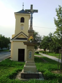 Hluchov-kaple Panny Marie z let 1805-8 s křížem z r.1863 na návsi-Foto:Ulrych Mir.