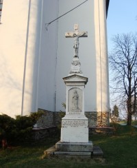 Hraničné Petrovice-kostel sv.Petra a sv.Pavla z r.1768 a kříž z r.1901-Foto:Ulrych Mir.