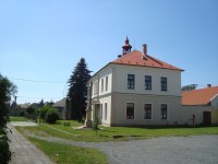 Bělkovice-náves s bývalou obecnou školou a křížem z r.1889-Foto:Ulrych Mir. 