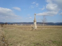 Bělkovice-kamenný kříž z r.1886 u silnice do Dolan-Foto:Ulrych Mir.