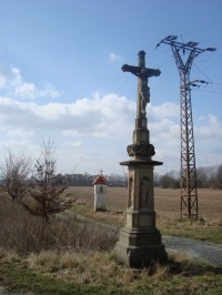 Bělkovice-kříž z r.1901 a boží muka u silnice z Olomouce na Šternberk-Foto:Ulrych Mir.