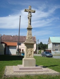 Bělkovice-kříž z r.1889 u obecné školy-Foto:Ulrych Mir.