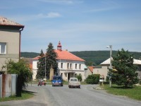 Bělkovice-náves s bývalou obecnou školou a pomníkem padlých v II.světové válce-Foto:Ulrych Mir.