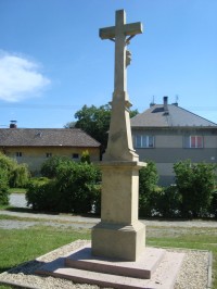 Bělkovice-kříž z r.1889 u obecné školy-Foto:Ulrych Mir.
