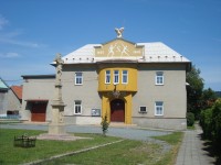 Bělkovice-budova Sokola z r.1895 a kříž z r.1889-Foto:Ulrych Mir.