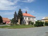 Bělkovice-náves s bývalou obecnou školou a pomníkem padlých v II.světové válce-Foto:Ulrych Mir.