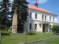Bělkovice-bývalá obecná škola a pomník padlým v II.světové válce-Foto:Ulrych Mir.
