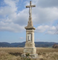 Bělkovice-kamenný kříž z r.1886 u silnice do Dolan-Foto:Ulrych Mir.