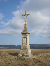 Bělkovice-kamenný kříž z r.1886 u silnice do Dolan-Foto:Ulrych Mir.