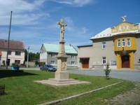 Bělkovice-budova Sokola z r.1895 a kříž z r.1889-Foto:Ulrych Mir.