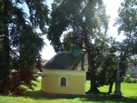 Lašťany-kaple sv. Floriána z r.1802 a kříž z r.1873 na návsi u rybníka-Foto:Ulrych Mir.