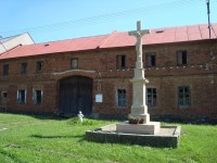 Lašťany-kříž z r.1882 a plastika děvčátka s obilím-Foto:Ulrych Mir.