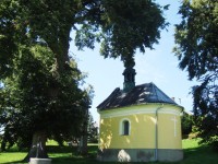 Lašťany-kaple sv. Floriána z r.1802 a kříž z r.1873 na návsi u rybníka-Foto:Ulrych Mir.