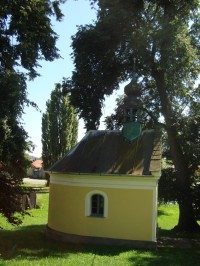 Lašťany-kaple sv. Floriána z r.1802 na návsi u rybníka-Foto:Ulrych Mir.