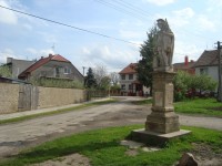 Čehovice-sloup se sochou sv.Floriána z r.1886 na záhumenku-Foto:Ulrych Mir.