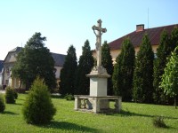 Vranová Lhota-kříž na návsi před kostelem-Foto:Ulrych Mir.