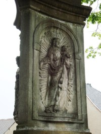 Králíky-sloup se sochou na křižovatce ulic Sadová a Karla Čapka-detail-Foto:Ulrych Mir.