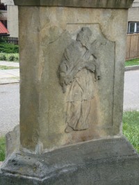 Králíky-sloup se sochou na křižovatce ulic Sadová a Karla Čapka-detail-Foto:Ulrych Mir.
