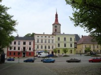 Králíky-Velké náměstí-radnice,kostel sv.Michaela Gabriela a kamenný kříž-Foto:Ulrych Mir.