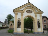 Králíky-barokní brána na začátku křížové cesty na Kopeček k poutnímu místu  Hora Matky Boží-Foto:Ulrych Mir.