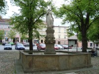 Králíky-Velké náměstí-kašna s plastikou přadleny z r.1851-Foto:Ulrych Mir.