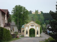 Králíky-barokní brána na začátku křížové cesty na Kopeček k poutnímu místu  Hora Matky Boží-Foto:Ulrych Mir.