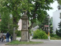 Králíky-sloup se sochou na křižovatce ulic Sadová a Karla Čapka-Foto:Ulrych Mir.
