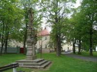 Hora Matky Boží-klášter a kříž z r.1850 v parku poutního areálu-Foto:Ulrych Mir.