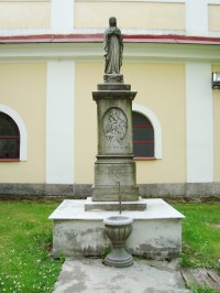 Hora Matky Boží-nádvoří čtyřkřídlého ambitu kostela Nanebevzetí P.Marie-zázračná studánka-Foto:Ulrych Mir.