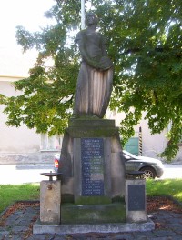 Lutín-pomník padlým od Julia Pelikána na návsi U Kapličky-Foto:Ulrych Mir.
