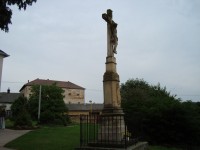 Kurovice-kříž před kostelem sv.Kunhuty s tvrzí -Foto:Ulrych Mir.