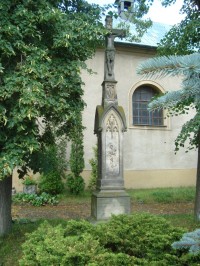 Laškov-kříž před farním kostelem