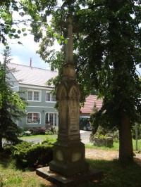 Laškov-kříž z r.1888 před farním kostelem-Foto:Ulrych Mir.