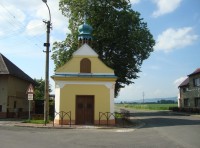 Liboš-kaple Povýšení svatého kříže z r.1732 a kostel v sousedních Hnojicích-Foto:Ulrych Mir.