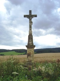 Lišnice-kříž z r.1884 před obcí ze směru od Vyšehorek-Foto:Ulrych Mir.