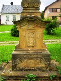 Líšnice-barokní kamenný kříž s reliéfy na návsi-detail-Foto:Ulrych Mir.