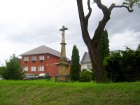 Líšnice-barokní kamenný kříž s reliéfy na návsi-Foto:Ulrych Mir.